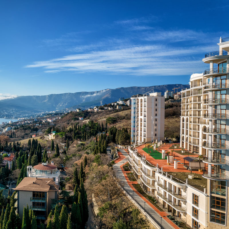 Белоснежные коттеджи с итальянскими балконами